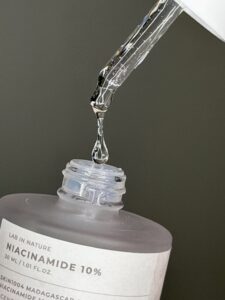 Kenapa Niacinamide Nggak Pernah Ketinggalan di Skincare?